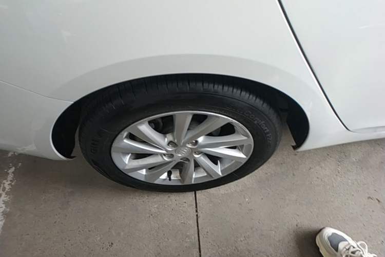 Used Buick Verano 2015 Sedan 15S Automatic Leading Model Right Rear Wheel Hub
