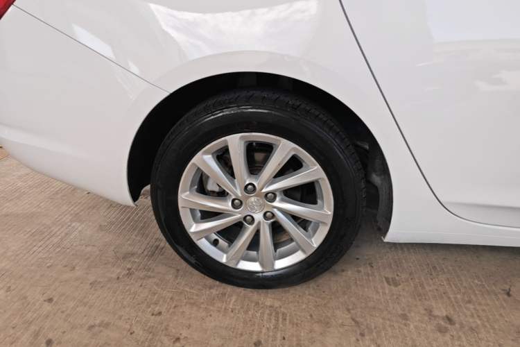 Used Buick Verano 2015 Sedan 15S Automatic Leading Model Right Rear Wheel Hub