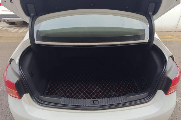 Used Buick Verano 2015 Sedan 20T Dual-Clutch Leading Model Trunk
