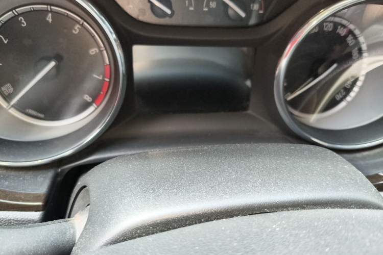Used Buick Verano 2015 Sedan 20T Dual-Clutch Flagship Model Odometer Close Up