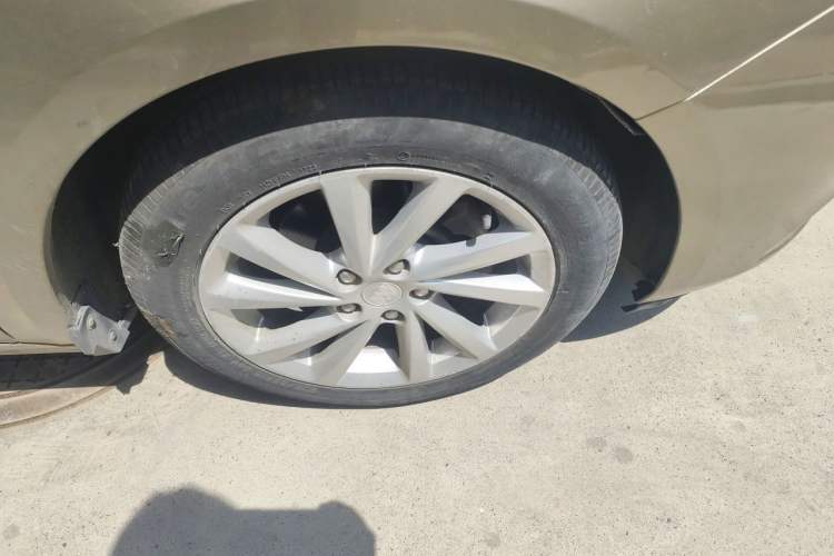 Used Buick Verano 2015 Sedan 15S Manual Entry-Level Model Right Front Wheel Hub