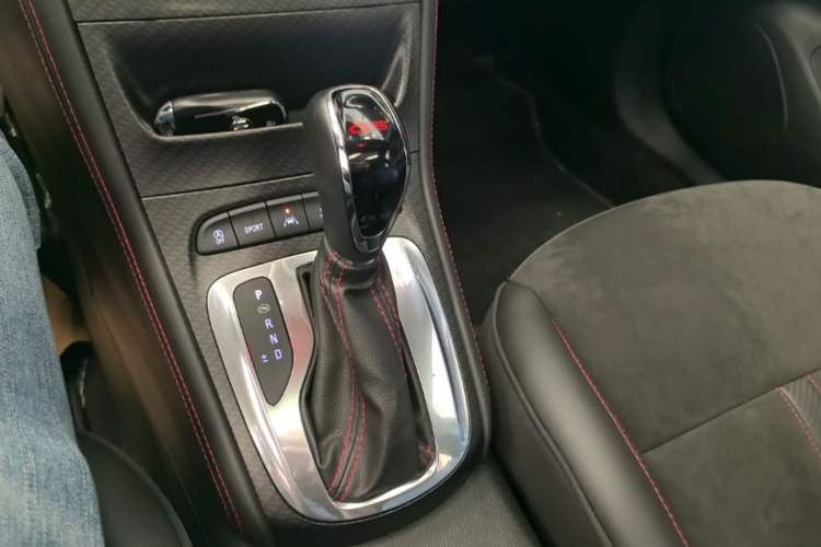 Used Buick Verano 2016 Hatchback GS 20T Dual-Clutch Passionate Sporty Model Gear Lever