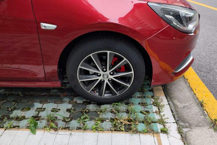 Used Buick Verano 2016 Two-Door GS 20T Dual-Clutch Haoting Sporty Model Right Front Wheel Hub