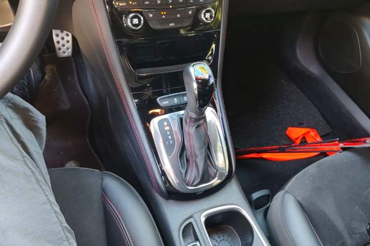Used Buick Verano 2016 Hatchback GS 20T Dual-Clutch Passionate Sporty Model Gear Lever