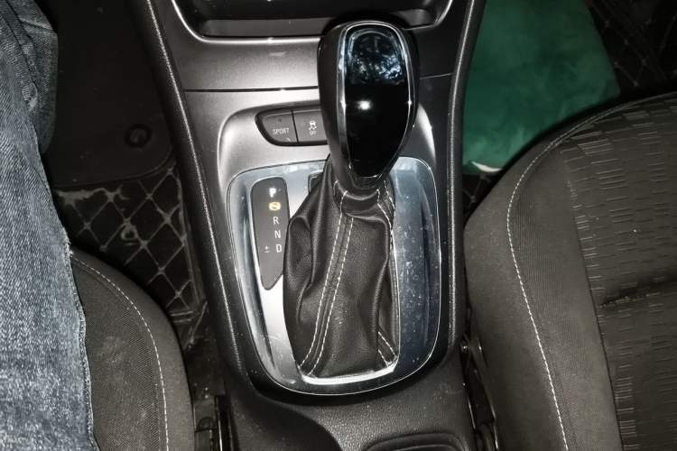 Used Buick Verano 2016 Hatchback 15S Automatic Ambition Model Gear Lever