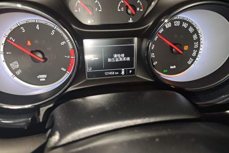 Used Buick Verano 2016 Hatchback 15S Automatic Leading Model Odometer Close Up
