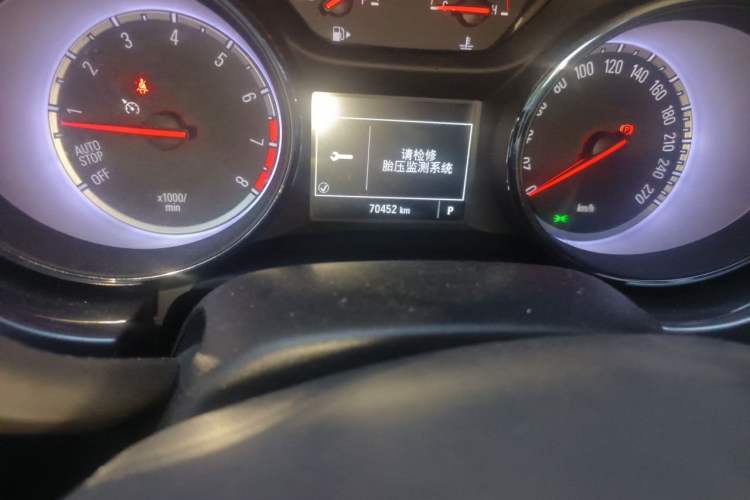 Used Buick Verano 2016 Hatchback 15S Automatic Leading Model Odometer Close Up