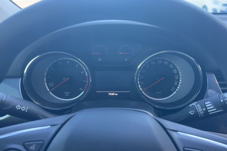 Used Buick Verano 2016 Hatchback 15S Automatic Leading Model Odometer Close Up