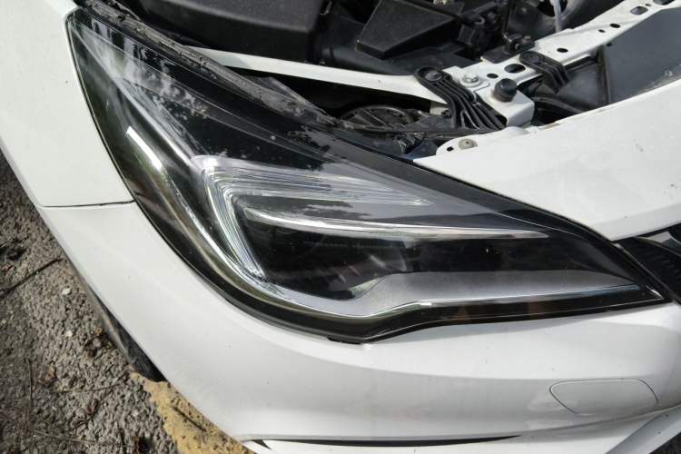 Used Buick Verano 2016 Hatchback 15S Automatic Leading Model Right Front Headlight