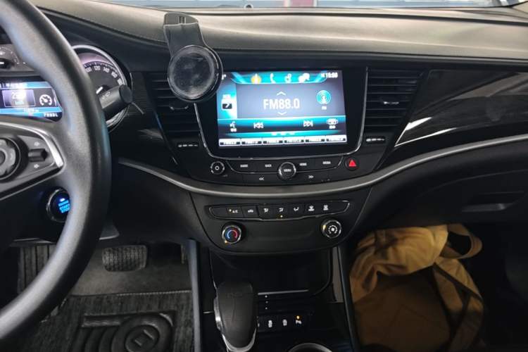 Used Buick Verano 2017 Sedan 20T Dual-Clutch Leading Model Audio And AC Panel