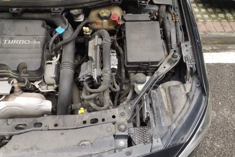 Used Buick Verano 2017 Sedan 20T Dual-Clutch Leading Model Engine Bay Left