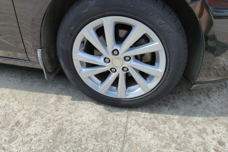 Used Buick Verano 2017 Sedan 15S Automatic Leading Model Right Front Wheel Hub