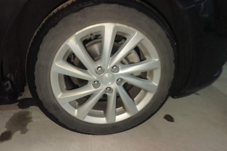 Used Buick Verano 2017 Sedan 15S Automatic Leading Model Right Front Wheel Hub
