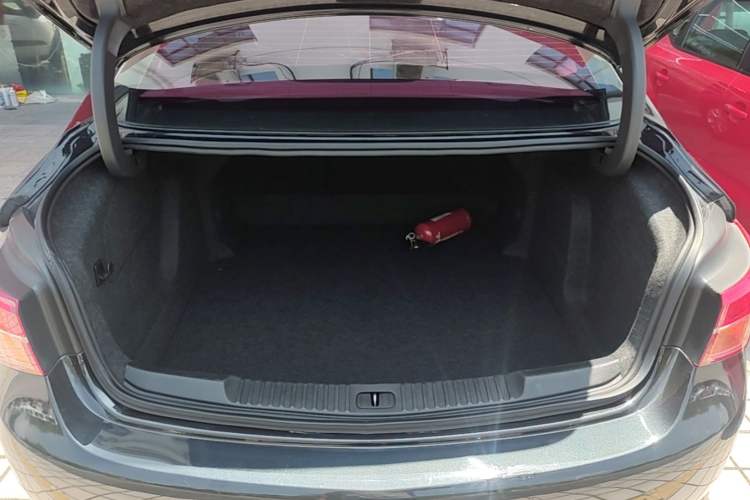 Used Buick Verano 2017 Sedan 20T Dual-Clutch Leading Model Trunk