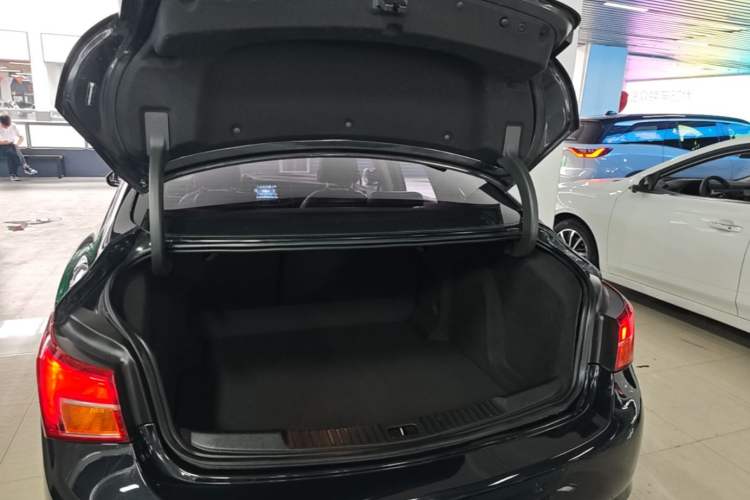 Used Buick Verano 2017 Sedan 20T Dual-Clutch Leading Model Trunk