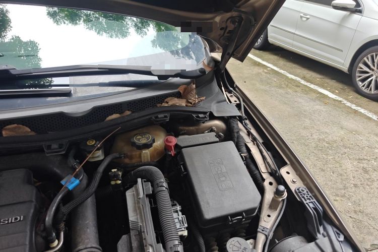 Used Buick Verano 2017 Sedan 20T Dual-Clutch Leading Model Engine Bay Left