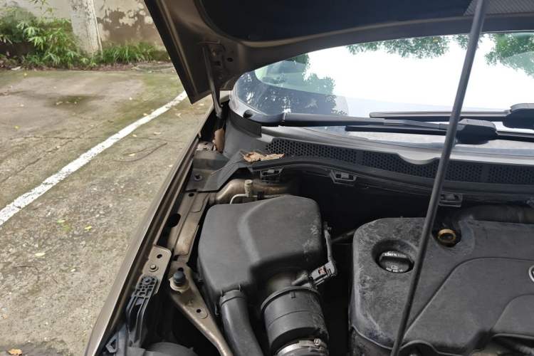 Used Buick Verano 2017 Sedan 20T Dual-Clutch Leading Model Engine Bay Right