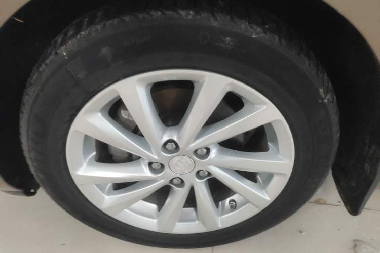 Used Buick Verano 2017 Sedan 15S Automatic Leading Model Left Front Wheel Hub