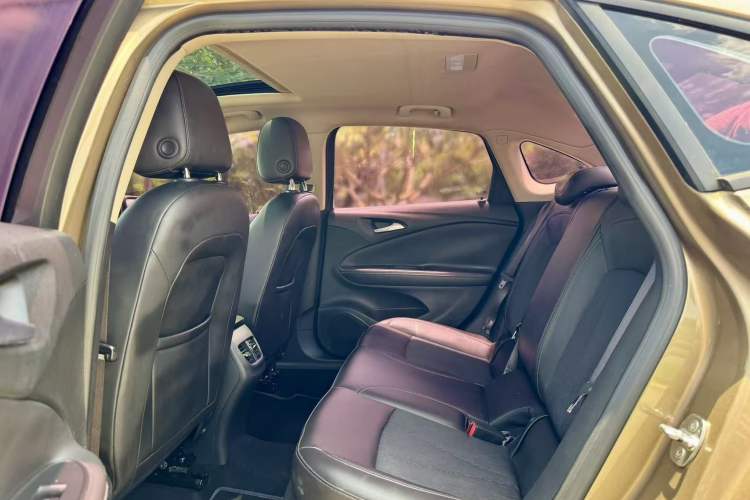 Used Buick Verano 2017 Sedan 20T Dual-Clutch Leading Model Left Rear Seat