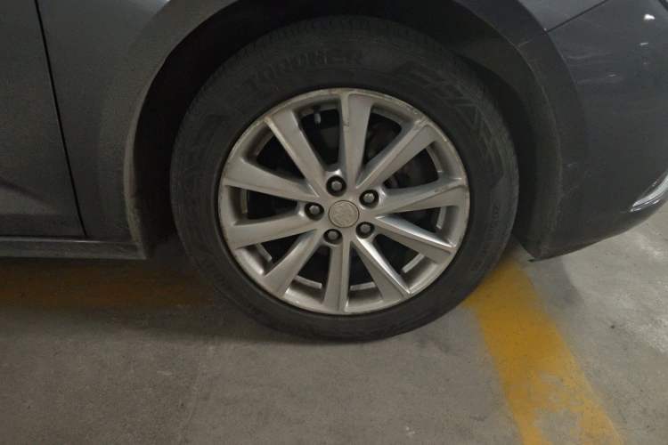 Used Buick Verano 2017 Sedan 20T Dual-Clutch Leading Model Right Front Wheel Hub