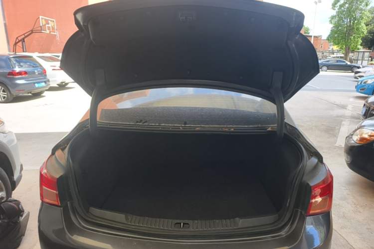 Used Buick Verano 2017 Sedan 20T Dual-Clutch Leading Model Trunk