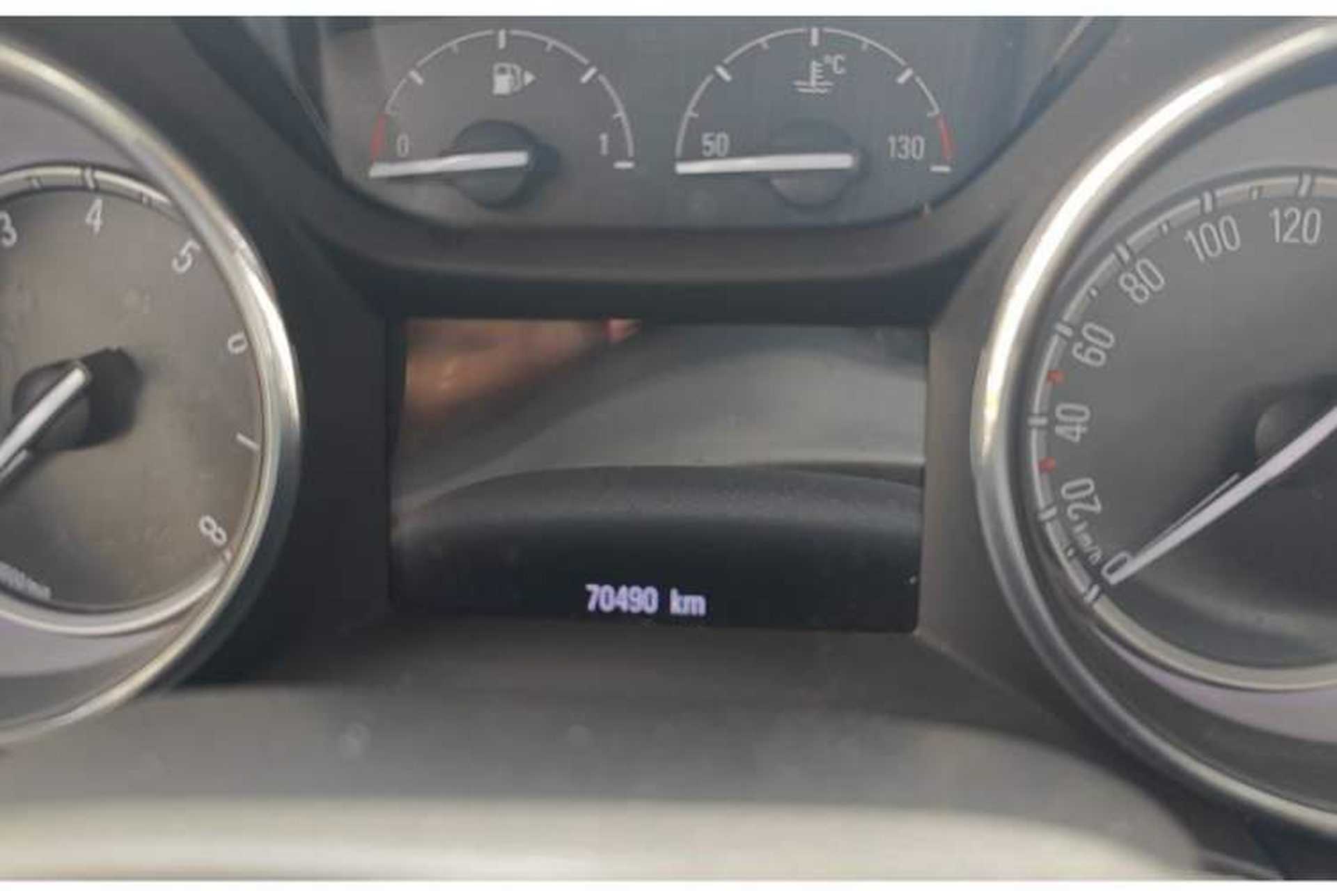 Used Buick Verano 2017 Sedan 15S Automatic Leading Model Odometer Close Up