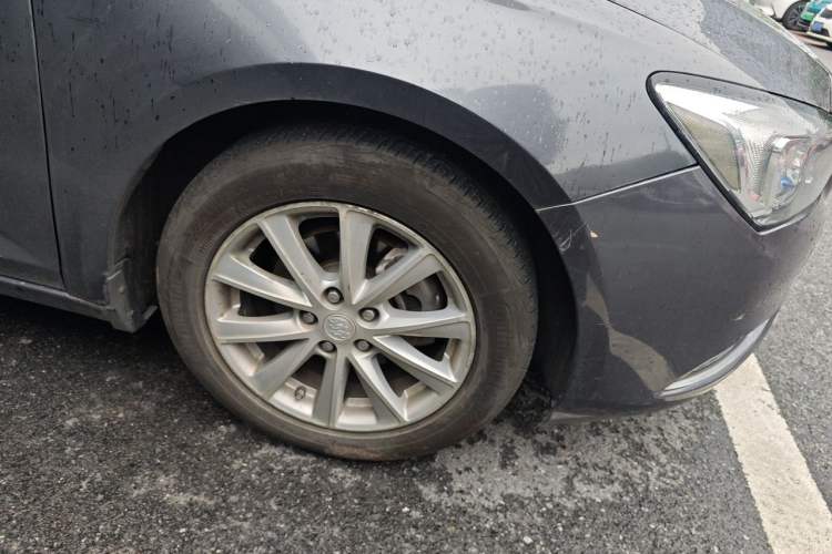 Used Buick Verano 2017 Sedan 20T Dual-Clutch Elite Model Right Front Wheel Hub