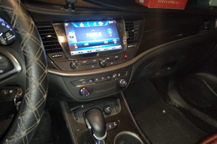 Used Buick Verano 2017 Sedan 20T Dual-Clutch Leading Model Audio And AC Panel