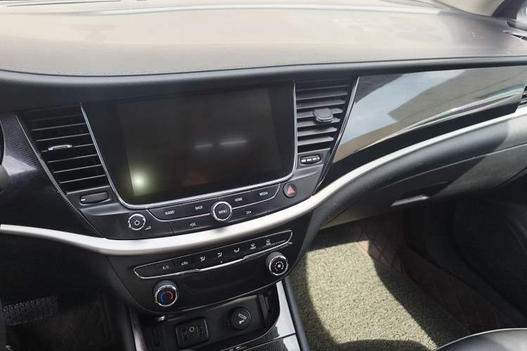 Used Buick Verano 2017 Sedan 20T Dual-Clutch Leading Model Audio And AC Panel