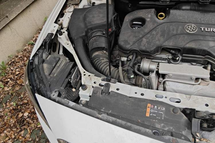 Used Buick Verano 2017 Sedan 20T Dual-Clutch Elite Model Engine Bay Right
