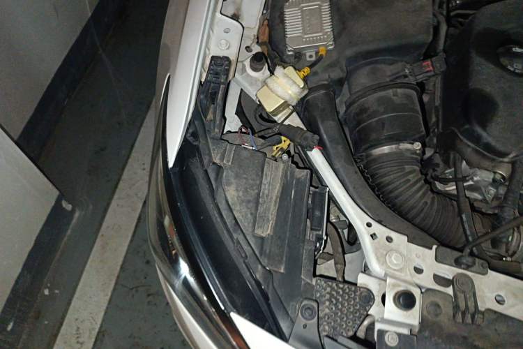 Used Buick Verano 2017 Sedan 20T Dual-Clutch Elite Model Engine Bay Right