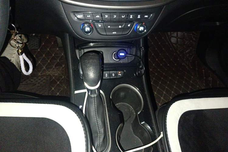 Used Buick Verano 2017 Sedan 20T Dual-Clutch Elite Model Gear Lever