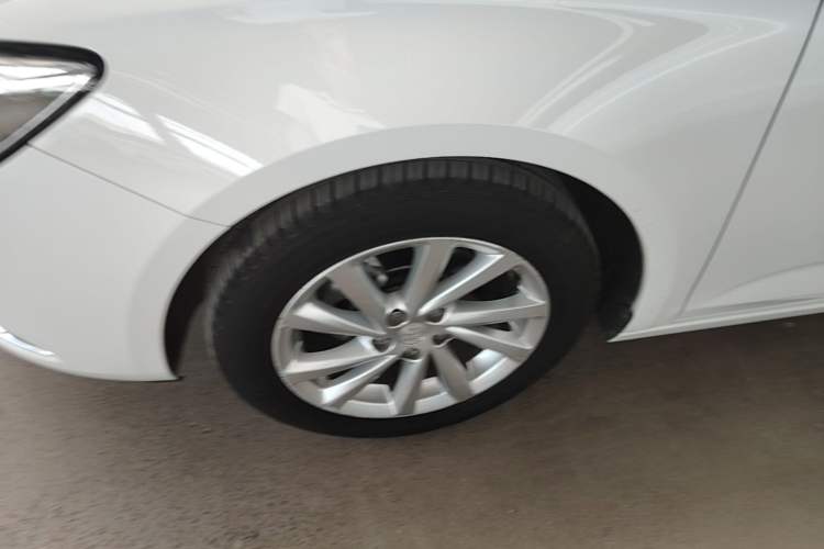 Used Buick Verano 2017 Sedan 15S Automatic Leading Model Left Front Wheel Hub