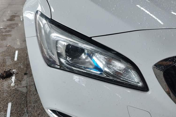 Used Buick Verano 2017 Sedan 20T Dual-Clutch Leading Model Right Front Headlight