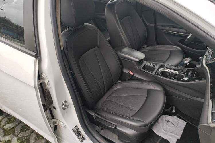Used Buick Verano 2017 Sedan 20T Dual-Clutch Leading Model Right Front Seat