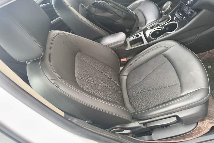 Used Buick Verano 2017 Sedan 20T Dual-Clutch Leading Model Right Front Seat