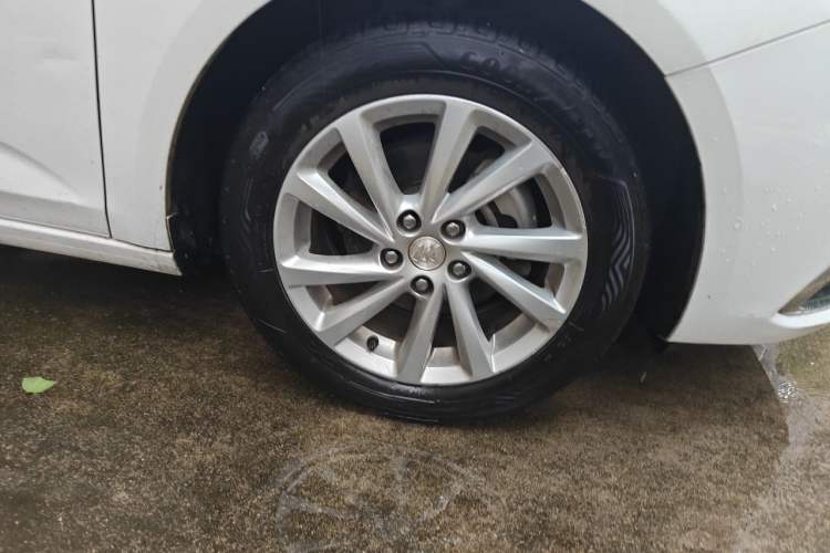 Used Buick Verano 2017 Sedan 15S Automatic Entry Model Right Front Wheel Hub