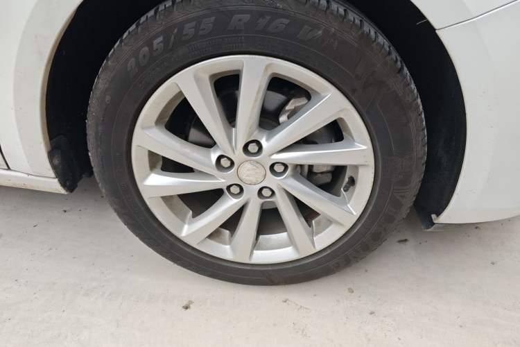 Used Buick Verano 2017 Sedan 15S Automatic Leading Model Right Front Wheel Hub