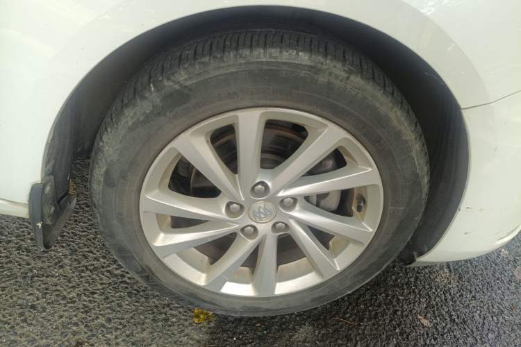 Used Buick Verano 2017 Sedan 15S Manual Leading Model Right Front Wheel Hub