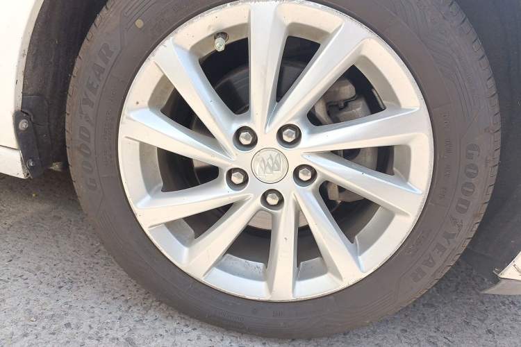 Used Buick Verano 2017 Sedan 15S Manual Entry-Level Model Right Front Wheel Hub