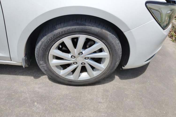 Used Buick Verano 2017 Sedan 15S Manual Entry-Level Model Right Front Wheel Hub