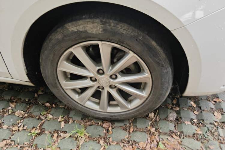 Used Buick Verano 2017 Sedan 20T Dual-Clutch Elite Model Right Front Wheel Hub