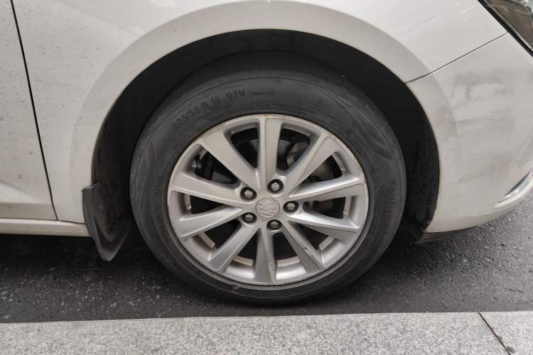 Used Buick Verano 2017 Sedan 20T Dual-Clutch Leading Model Right Front Wheel Hub