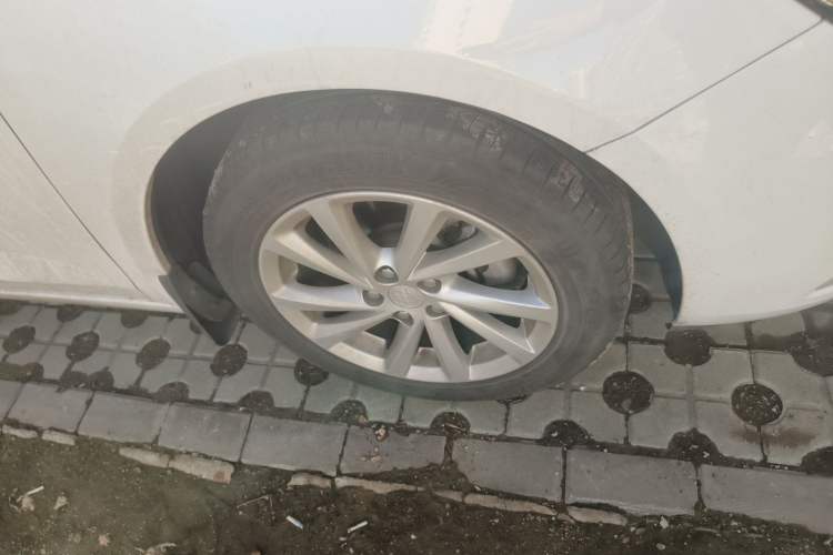 Used Buick Verano 2017 Sedan 15S Manual Leading Model Right Front Wheel Hub