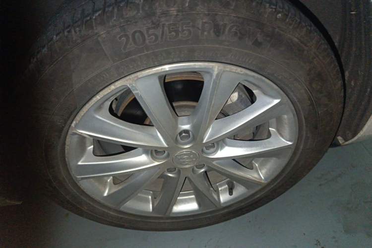 Used Buick Verano 2017 Sedan 20T Dual-Clutch Elite Model Right Front Wheel Hub