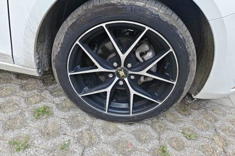 Used Buick Verano 2017 Sedan 20T Dual-Clutch Elite Model Right Front Wheel Hub