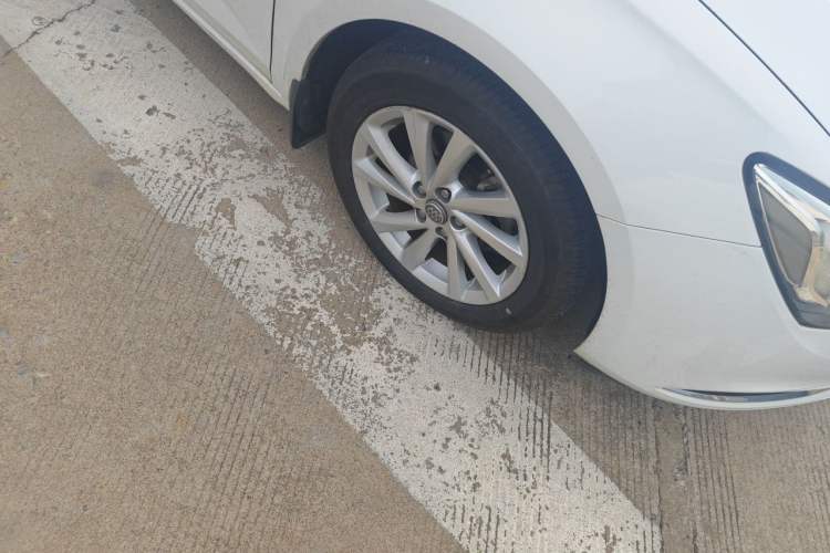 Used Buick Verano 2017 Sedan 15S Manual Leading Model Right Front Wheel Hub
