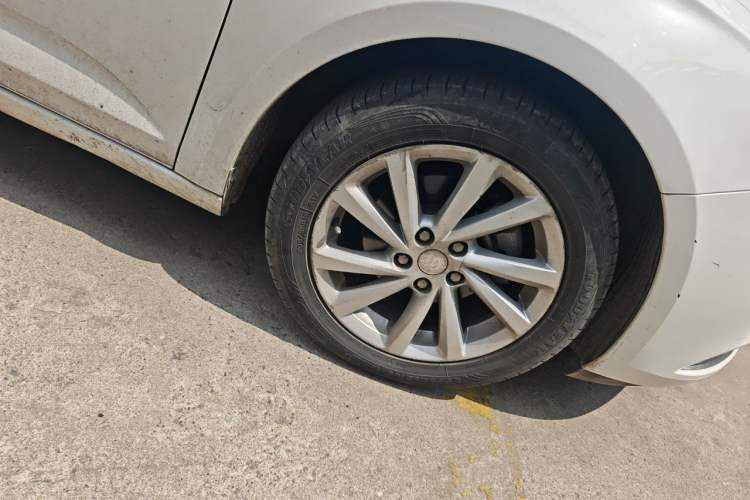 Used Buick Verano 2017 Sedan 15S Manual Entry-Level Model Right Front Wheel Hub