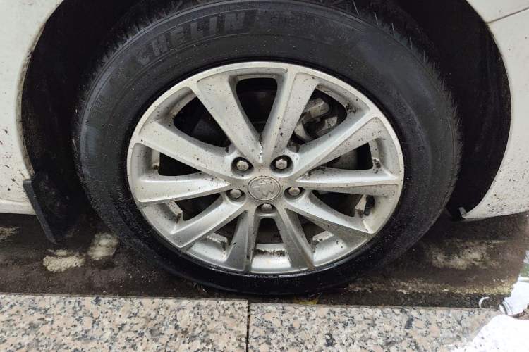 Used Buick Verano 2017 Sedan 20T Dual-Clutch Elite Model Right Front Wheel Hub