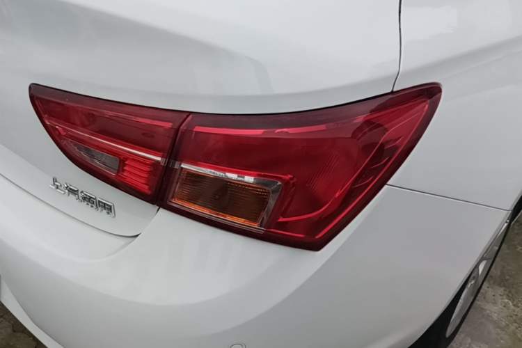 Used Buick Verano 2017 Sedan 15S Manual Entry-Level Model Right Rear Taillight